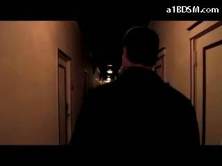 Момиче getting със завързани очи bondaged в doggy при нощ докато спящ в на хотел стая